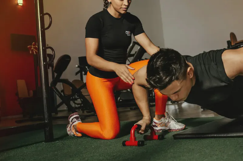 Halteres organizados em um espaço compacto de treino em casa