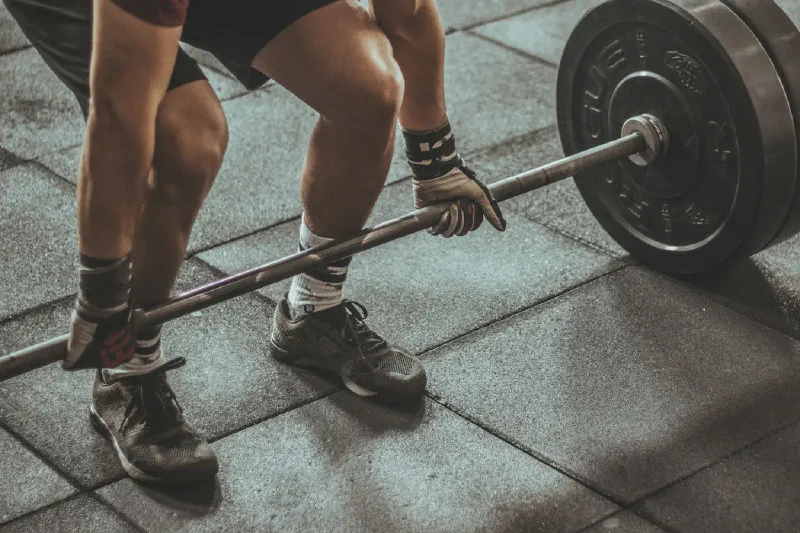 Verstellbare und feste Kurzhantel-Optionen für Krafttraining in einem kleinen Trainingsbereich zu Hause