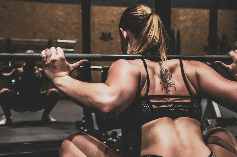 Set verstellbarer Kurzhanteln in einem kompakten Trainingsbereich für Krafttraining zu Hause