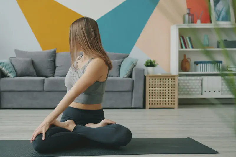 Adjustable dumbbells, fixed hex dumbbells and a compact dumbbell set arranged for a small home workout space