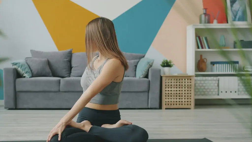 Halteres ajustáveis, halteres hexagonais fixos e um kit compacto de halteres organizados para um pequeno espaço de treino em casa