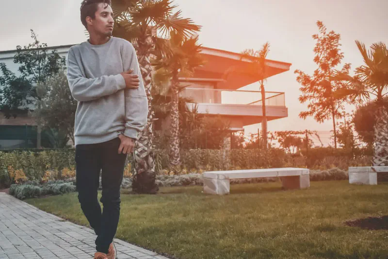 Ein kompaktes Laufband in einem aufgeräumten Wohnbereich einer Wohnung, mit Platz zum Zusammenklappen oder Verstauen nach dem Gehen.
