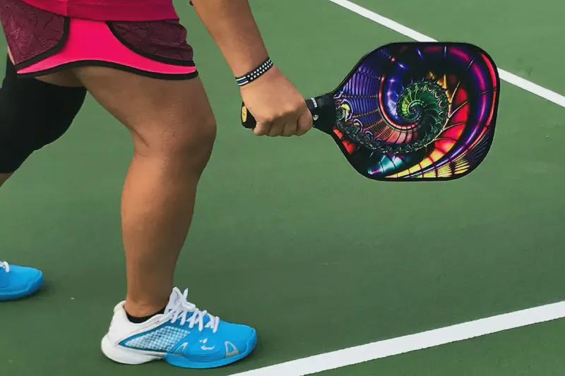 Tres siluetas de palas de pickleball que muestran formas de cara widebody, estándar y alargada una junto a otra
