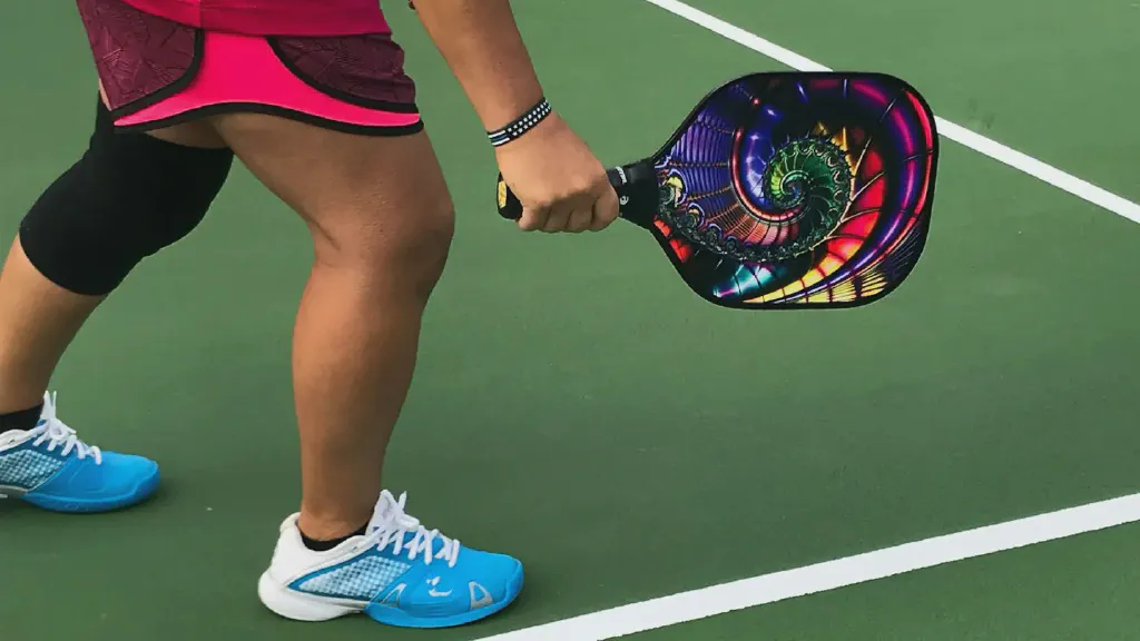 Tres siluetas de palas de pickleball que muestran formas de cara widebody, estándar y alargada una junto a otra