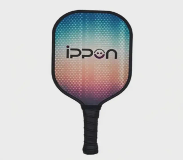 High-Quality Carbon Surface Pickleball Paddle for Competitive Play mostrada en su ficha de proveedor de Made-in-China